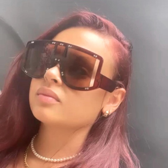 Women’s Oversized Sheild Sunglasses - Picture 3 of 5